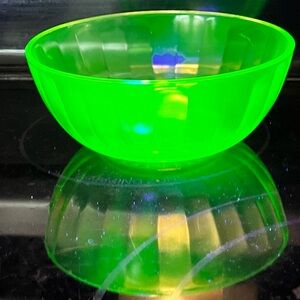 ✨Vintage Uranium Glass Bowl – Starburst Design, Glows Brilliantly ✨